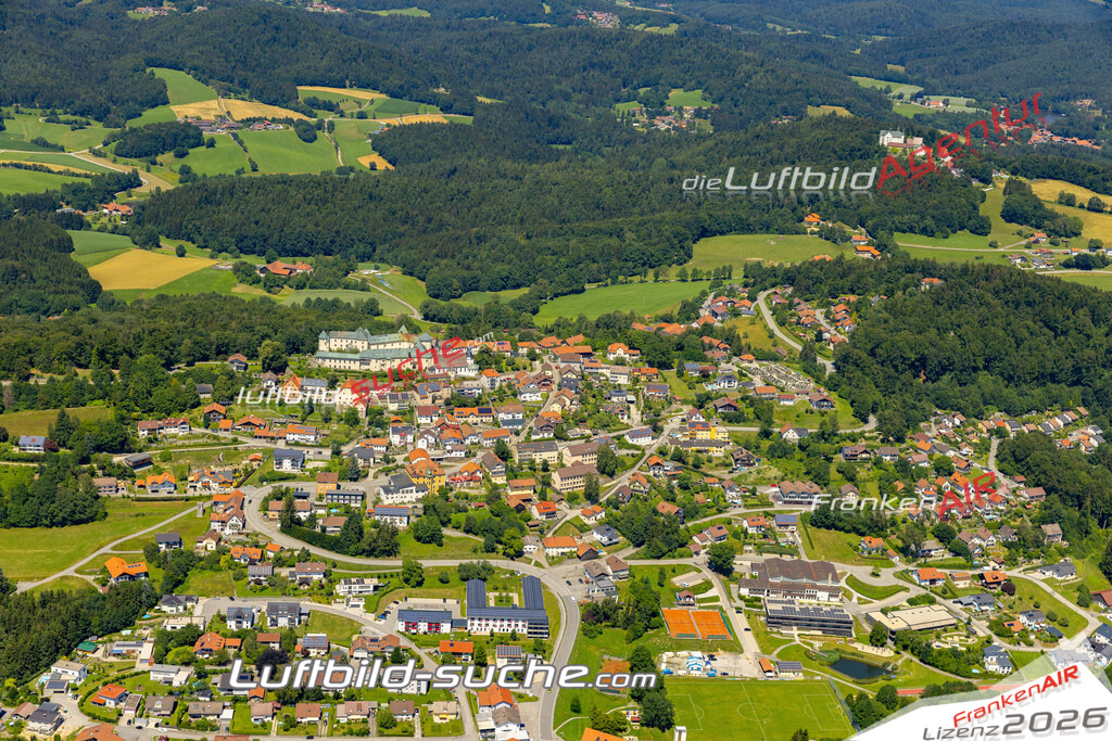Aktuelles Luftbild von  Fürstenstein - Die Luftaufnahme wurde 2022 mittels UL-Flugzeug erstellt ( keine Drohne ) - hochauflösende Kamera-Systeme von  Canon -Beste Qualität - Für grossformatige Ausdrucke geeignet. Die Geschenkidee !