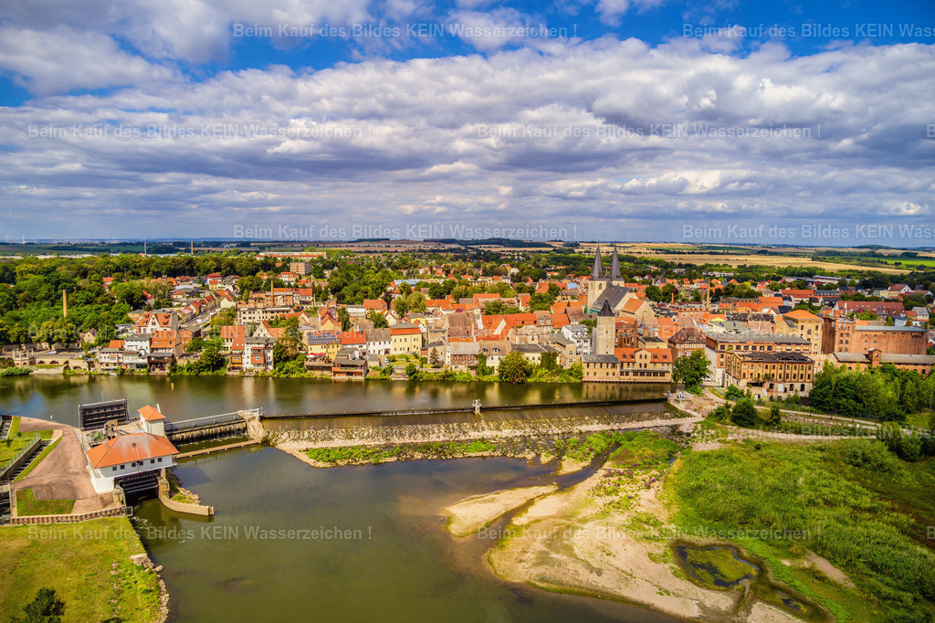 Wasserwhr Calbe Saale-0016 | Wasserwehr CalbeDas Wasserwehr Calbe reguliert den Wasserstand der Saale und sichert den Betrieb der Schleuse. Das Bauwerk besteht aus einem rund 152 Meter langen Streichwehr sowie einer 26 Meter breiten beweglichen Wehrklappe und zählt zu den bedeutenden Wasserbauwerken an der Saale. - Realisiert mit Pictrs.com
