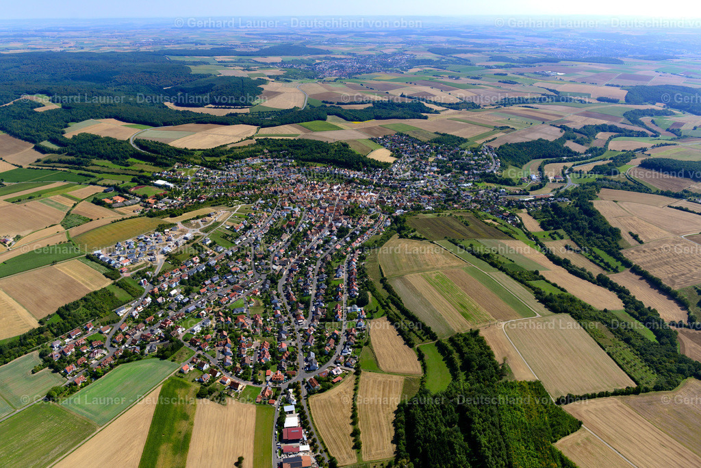 3650082 | GüNTERSLEBEN 31.08.2016 Stadtansicht vom Stadtrand angrenzend an landwirtschaftliche Feldern  in Güntersleben im Bundesland Bayern, Deutschland // City view from the outskirts with adjacent agricultural fields  in Güntersleben in the state Bavaria, Germany Foto: Gerhard Launer