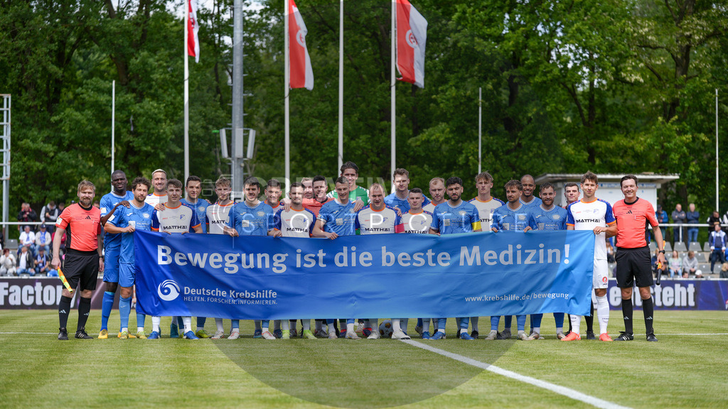 Fußball, Herren, Saison 2024/2025, Finaltag der Amateure 2025, Landespokal Brandenburg, Finale, VfB 1921 Krieschow vs. RSV Eintracht 1949, Samstag 24.05.2025, Volksparkstadion Neuruppin, | Fußball, Herren, Saison 2024/2025, Finaltag der Amateure 2025, Landespokal Brandenburg, Finale, VfB 1921 Krieschow vs. RSV Eintracht 1949, Samstag 24.05.2025, Volksparkstadion Neuruppin, Im Bild: "Bewegung ist die beste Medizin". Banneraktion beim Finaltag der Amateure. - Realisiert mit Pictrs.com