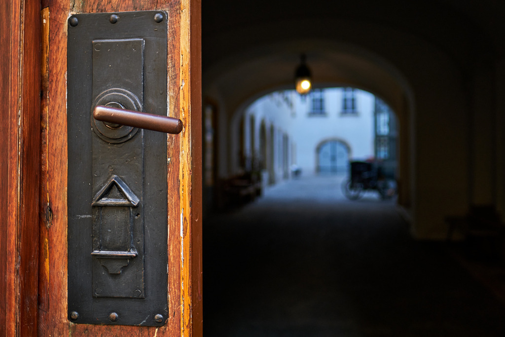 Blick durch ein offenes Holztor in den Hof | Wien, Austria - February 14, 2022: Blick durch ein offenes Holztor in den Hof. - Realisiert mit Pictrs.com