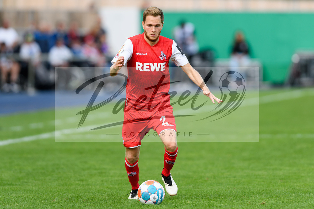 JENKOE20210808_325 | Fussball, Herren: Benno Schmitz (1. FC Koeln) in Aktion, am Ball, Einzelaktion beim Spiel der 1. Runde im DFB-Pokal zwischen FC Carl Zeiss Jena und 1. FC Koeln im Ernst-Abbe-Sportfeld am 08.08.2021 in Jena, Deutschland.DFB / DFL REGULATIONS PROHIBIT ANY USE OF PHOTOGRAPHS AS IMAGE SEQUENCES AND/OR QUASI-VIDEO. - Realisiert mit Pictrs.com