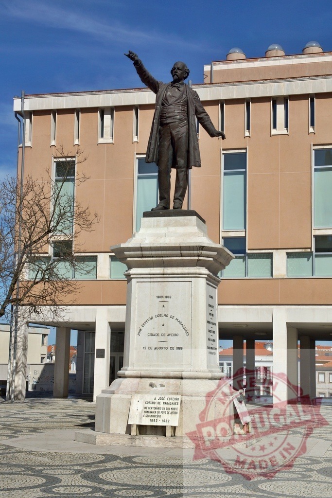 José Estevão Coelho de Magalhães statue in Aveiro. Aveiro - Portugal | Bronze statue of José Estevão Coelho de Magalhães standing in a city square - Realisiert mit Pictrs.com