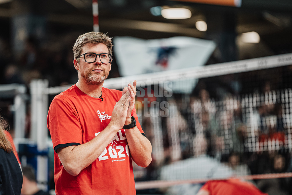 Volleyball | Herren | Saison 2025/2026 | 1. Volleyball Bundesliga Männer | DVV Pokal Halbfinale | SVG Lüneburg vs. SWD powervolleys Düren | 16.12.2025 | Trainer Stefan Hübner (SVG Lüneburg) nach dem Sieg und dem Einzug ins zoi DVV Pokalfinale