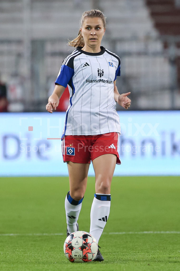 Fussball, DFB-Pokal Frauen, FC St. Pauli - Hamburger SV | v.li.: Jana Braun (Hamburger SV, 15) Freisteller, Einzelbild, Ganzkörper, Aktion, Action, Spielszene, DIE DFB-RICHTLINIEN UNTERSAGEN JEGLICHE NUTZUNG VON FOTOS ALS SEQUENZBILDER UND/ODER VIDEOÄHNLICHE FOTOSTRECKEN. DFB REGULATIONS PROHIBIT ANY USE OF PHOTOGRAPHS AS IMAGE SEQUENCES AND/OR QUASI-VIDEO.