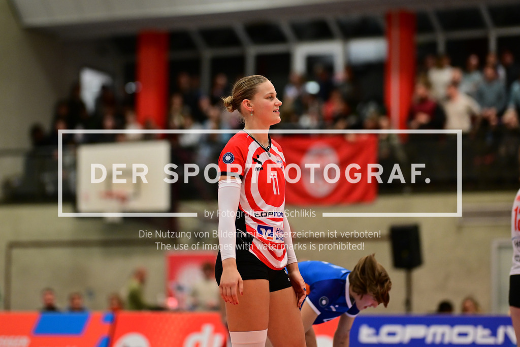 Volleyball I Frauen I Saison 2025-2026 I Bundesliga I 8. Spieltag I ETV Hamburger Volksbank Volleys - Binder Blaubären TSV Flacht I 43713 | Svea Frobel (11, ETV Hamburger Volksbank Volleys) - Realisiert mit Pictrs.com