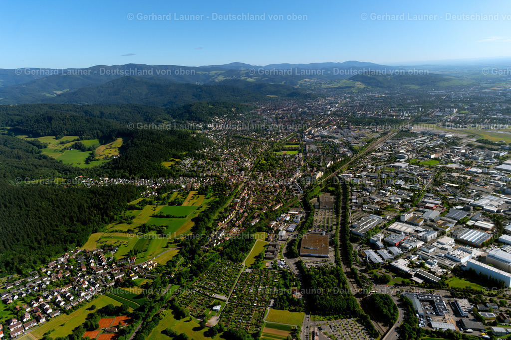 4034202 | ZäHRINGEN 30.06.2020 Stadtgebiet mit von Wald- und Forstflächen umsäumten Außenbezirken und Innenstadtbereich in Zähringen im Bundesland Baden-Württemberg, Deutschland // Urban area with outskirts and inner city area surrounded by woodland and forest areas in Zähringen in the state Baden-Wuerttemberg, Germany Foto: Gerhard Launer