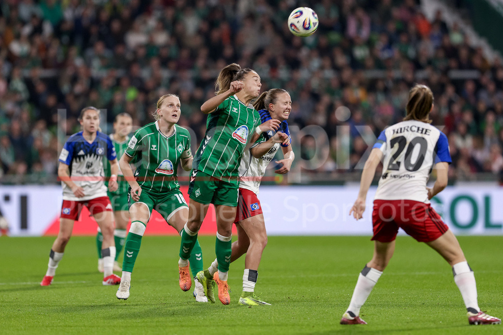Fussball, Google Pixel Frauen-Bundesliga, SV Werder Bremen - Hamburger SV | v.li.: Maja Sternad (SV Werder Bremen, 11) und Victoria Schulz (Hamburger SV, 19) im Kopfballduell, Kopfball, Zweikampf, Action, Aktion, Spielszene, DIE DFB-RICHTLINIEN UNTERSAGEN JEGLICHE NUTZUNG VON FOTOS ALS SEQUENZBILDER UND/ODER VIDEOÄHNLICHE FOTOSTRECKEN. DFB REGULATIONS PROHIBIT ANY USE OF PHOTOGRAPHS AS IMAGE SEQUENCES AND/OR QUASI-VIDEO.
