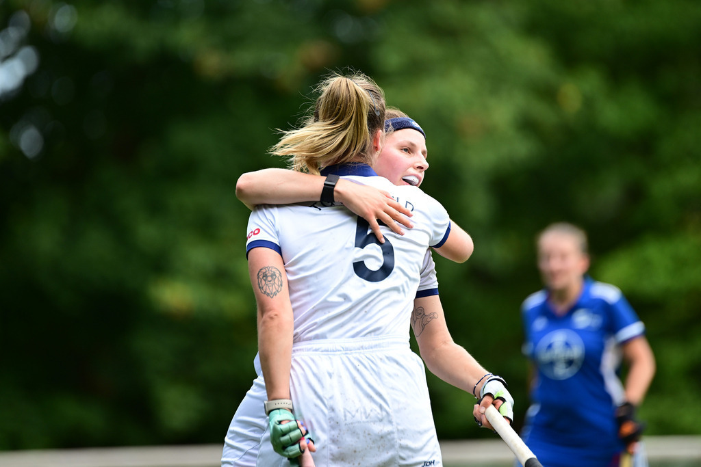 Hockey I Frauen I Saison 2023-2024 I 2. Bundesliga I 3. Spieltag I TG Heimfeld - RTHC Bayer Leverkusen | Jubel, Begeisterung, Enthusiasmus, Euphorie, Freude, Glücksgefühl, Heiterkeit bei: Katinka Commentz 5 und Lea Alina Dietrichs 4 - Realisiert mit Pictrs.com