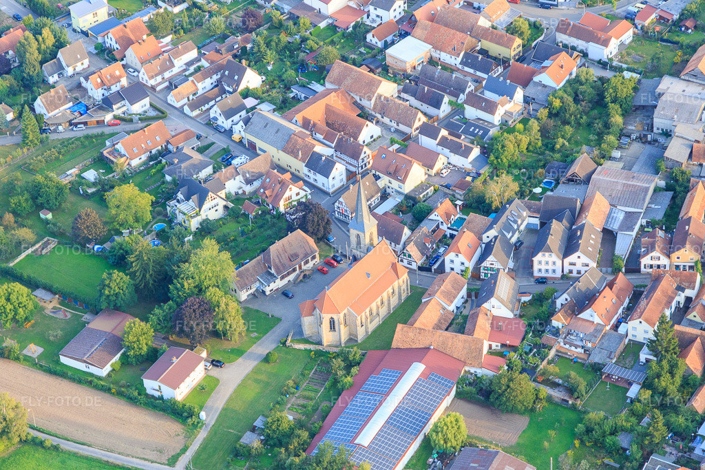 Luftbild: Kirchstraße mit Kirche am Weingut Thomas Schaurer im Ortsteil Ingenheim in Billigheim-Ingenheim im Bundesland Rheinland-Pfalz in Deutschland. Foto: IMG_103237.jpg vom 03.09.2017 durch Werner Riehm/FLY-FOTO.deWeingut Schaurer