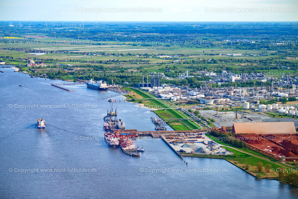 Stade_Seehafen_LNG_Terminal_ELS_9628290424 | STADE 29.04.2024 Hafenanlage Stader Seehafen AOS am Bützflether Sand in Bützfleth im Bundesland Niedersachsen, Deutschland. Weiterführende Informationen bei: Dow Deutschland Anlagengesellschaft mbH. // Stader Seehafen Refinery equipment and management systems on the factory premises of the mineral oil manufacturers of Dow Deutschlond Anlagengesellschaft mbH in Buetzfleth in the state Lower Saxony, Germany. Further information at: Dow Deutschland Anlagengesellschaft mbH. Foto: Martin Elsen