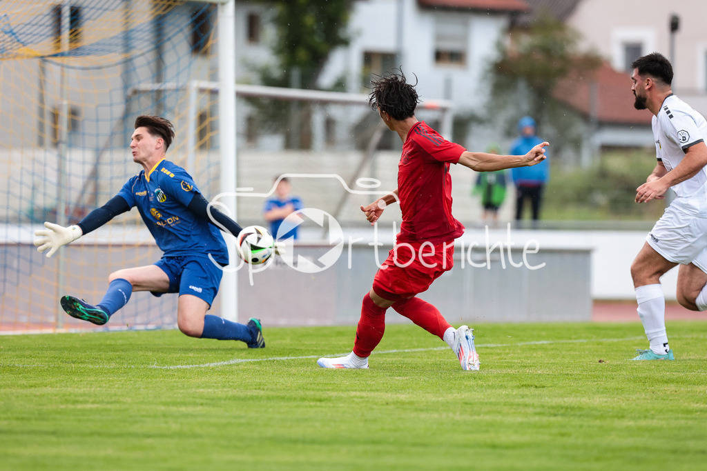 SSV Dillingen - FC Bayern Amateure | Michael WAGNER (SSV #26) haelt den Schuss von Adin LICINA (FCB #7)