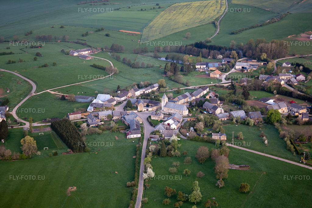 Vue aérienne: Vue de la ville à Flaignes-Havys dans le département Ardennes, France. Photo: IMG_39911.jpg prise le 17/04/2011 par Werner Riehm/FLY-FOTO.eu – Résolution de l'original: 4752 x 3168 px