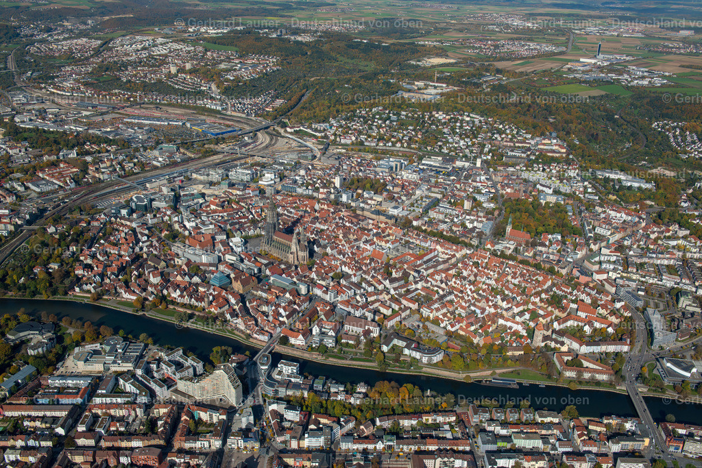 3703703 | OFFENHAUSEN 13.10.2017 Stadtzentrum im Innenstadtbereich  in Offenhausen im Bundesland Baden-Württemberg, Deutschland // The city center in the downtown area  in Offenhausen in the state Baden-Wuerttemberg, Germany Foto: Gerhard Launer