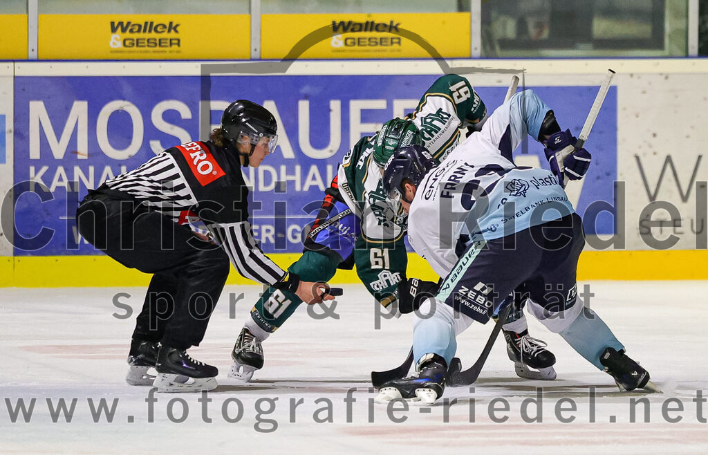 2026-01-06_127_TSV_Erding_gegen_EV_Lindau_Islanders | Erding, Deutschland, 06.01.2026:Eishockey, Oberliga Süd 2025 / 2026, 35. Spieltag, TSV Erding gegen EV Lindau Islanders, Endergebnis: 2:5Dennis Miller (Erding Gladiators, #61), Andreas Farny (EV Lindau Islanders, #68)Foto: Christian Riedel / fotografie-riedel.net