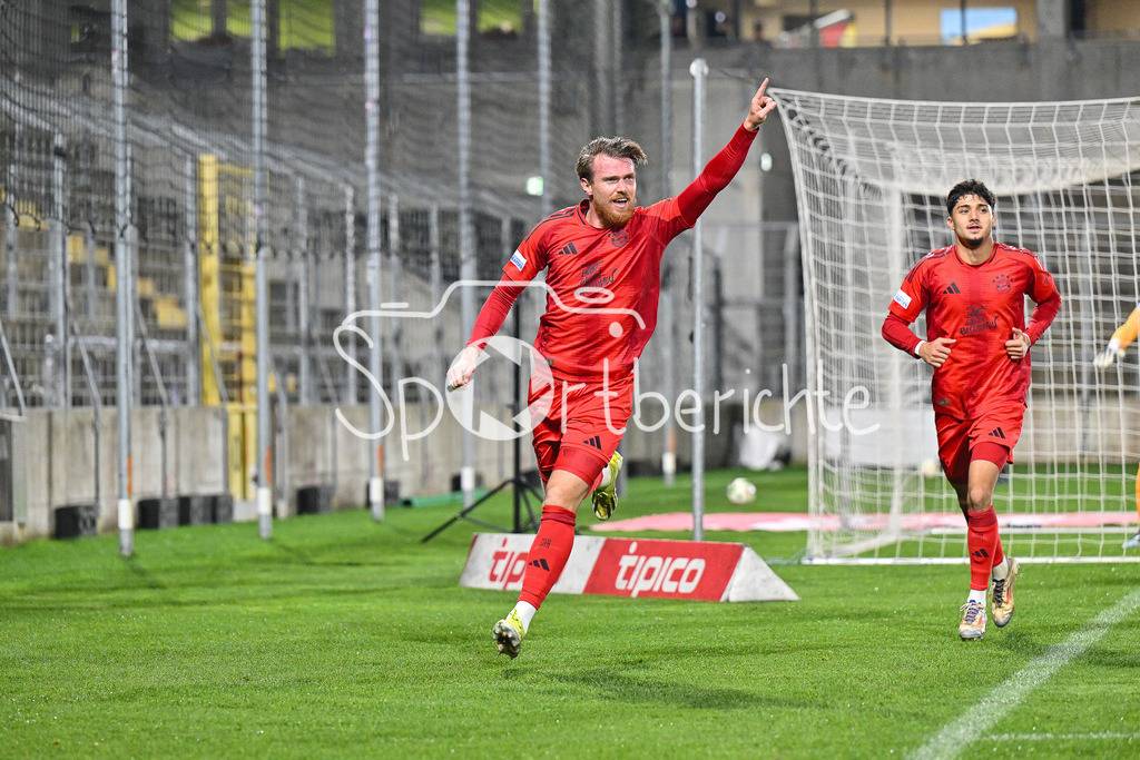 FC Bayern Amateure - SpVgg Greuther Fürth II | Jubel nach dem Treffer zum 1-0 durch Steve BREITKREUZ (FC Bayern München II #5) / Tor / Freude / Torschuetze / Regionalliga Bayern: FC Bayern Muenchen II - SpVgg Greuther Fuerth II, Gruenwalder Stadion am am 29.10.2024