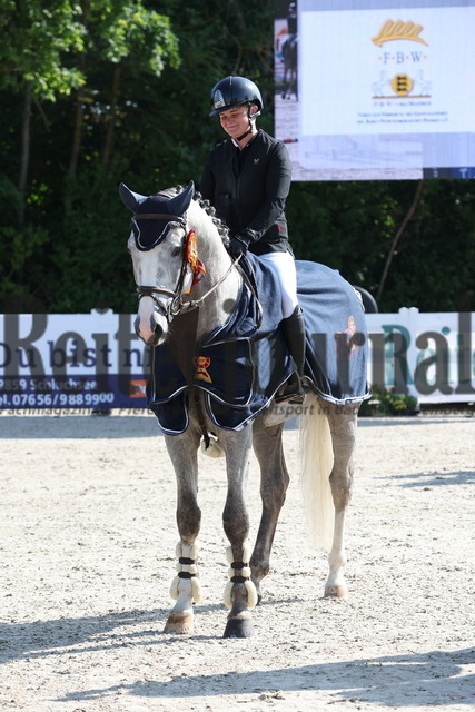 Weilheim_2023_Prfg.Nr.09_Qualifikation_PSA-Tour_Siegerehrung_Prfg.Nr.09_ (3) | Alle Fotos der Reiterjournal Fotografin Doris Matthaes im Reiterjournal Online-Fotoshop. - Realisiert mit Pictrs.com