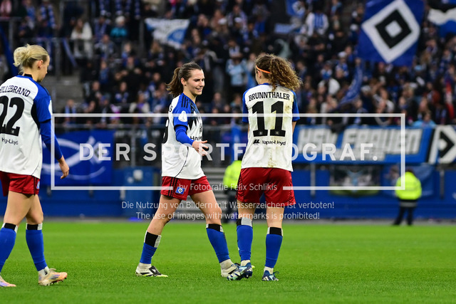 Fußball I Frauen I Saison 2025-2026 I DFB-Pokal I Achtelfinale I Hamburger SV - Bayer 04 Leverkusen I 15908 | Pauline Annette Machtens (28, Hamburger SV) Melanie Brunnthaler (11, Hamburger SV) - Realisiert mit Pictrs.com