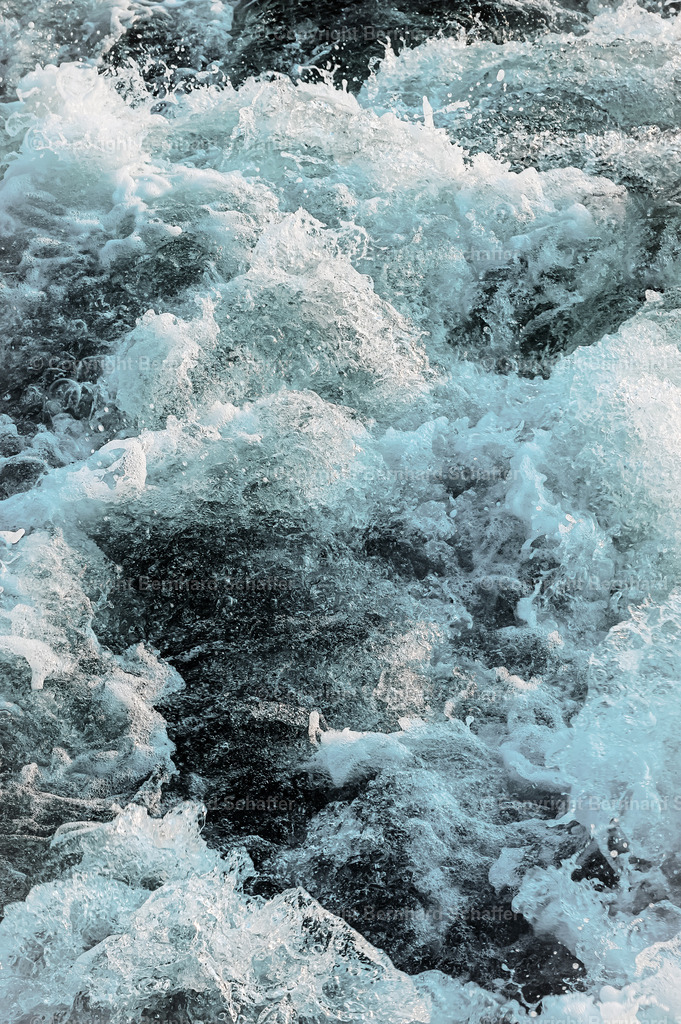 Wasserstrudel im Meer | Ein durch einen Bootspropeller aufgewühlter Wasserstrudel im Meer am Heck eines Schiffes. - Realisiert mit Pictrs.com