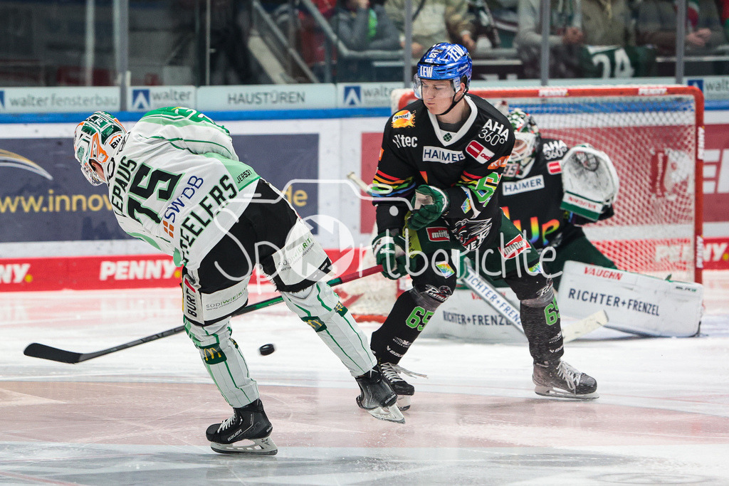 Augsburger Panther - Bietigheim Steelers | Der Schuss von Teemu LEPAUS (SCB #75) wird von Niklas LAENGER (AEV 65) geblockt