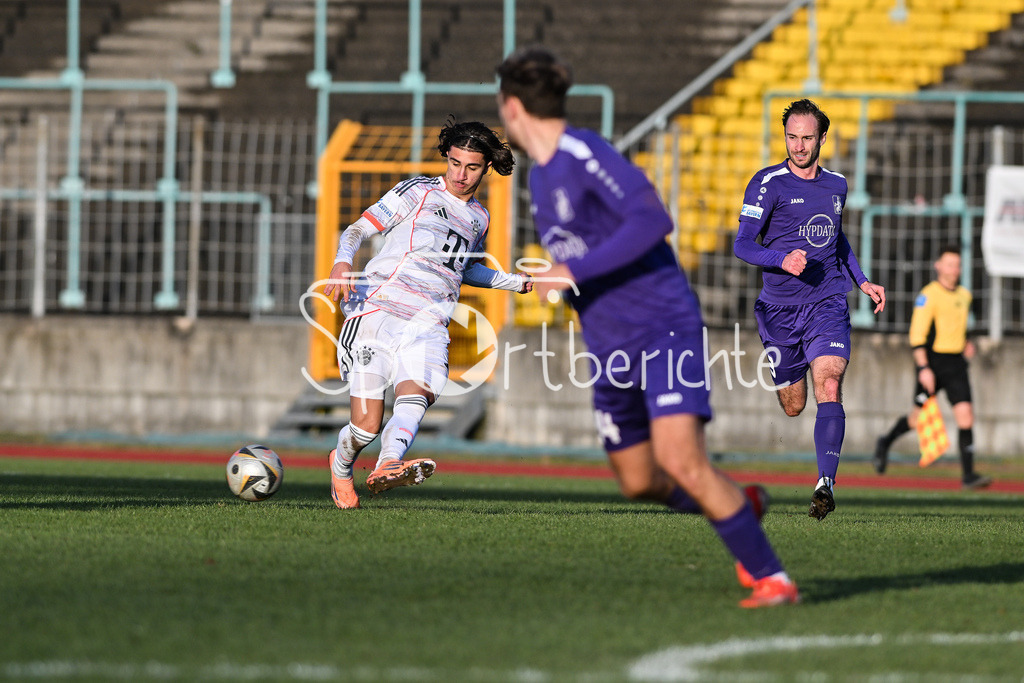 TSV Schwaben Augsburg - FC Bayern Amateure | AUGSBURG, GERMANY - 29. NOVEMBER: am Ball Adin LICINA (FC Bayern München II 8) beim Ligaspiel zwischen dem TSV Schwaben Augsburg und den Amateuren des FC Bayern am 20. Spieltag der Regionalliga Bayern im Rosenaustadion