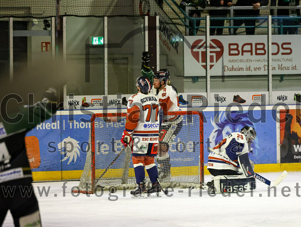 2023-03-07_044_TSV_Erding_gegen_ESC_Kempten | Erding, Deutschland, 07.03.2023:
Eishockey, Bayernliga Playoffs 2022 / 2023, Viertelfinale, TSV Erding gegen ESC Kempten, Endergebnis: 9:3

Kodi Schwarz (ESC Kempten, #77), Torwart Danny Schubert (ESC Kempten, #29)

Foto: Christian Riedel / fotografie-riedel.net