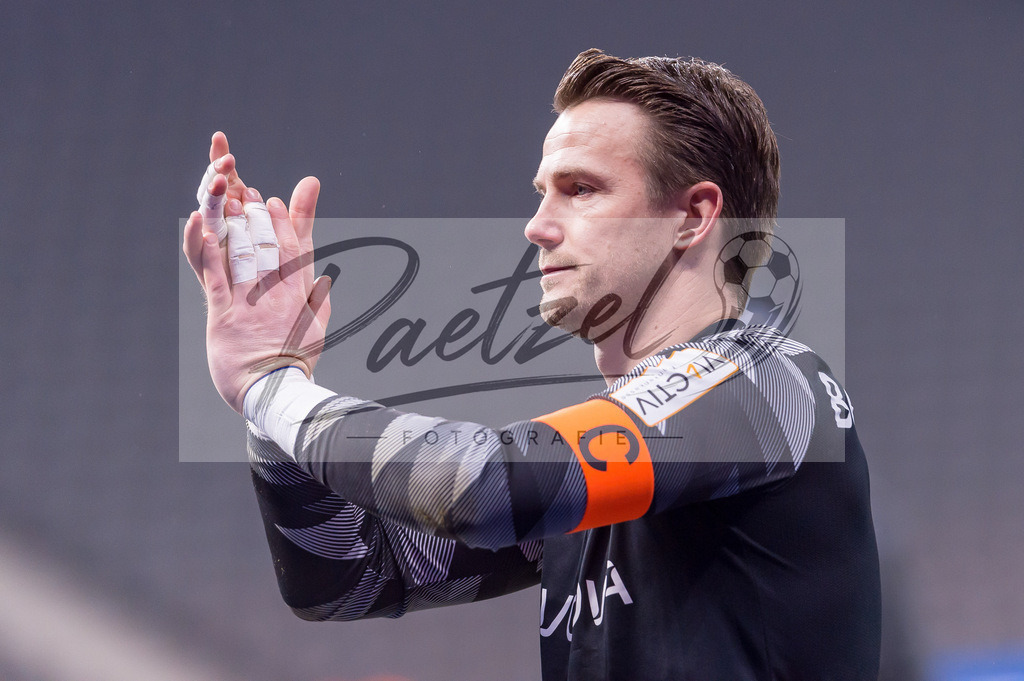 HERBOC20220204_081 | Fussball, Herren: Torwart Manuel Riemann (VfL Bochum) gestikuliert, Gestik bei dem Spiel der 1. Bundesliga zwischen Hertha BSC und VfL Bochum im Olypiastadion am 04.02.2022 in Berlin, Deutschland.DFB / DFL REGULATIONS PROHIBIT ANY USE OF PHOTOGRAPHS AS IMAGE SEQUENCES AND/OR QUASI-VIDEO. - Realisiert mit Pictrs.com