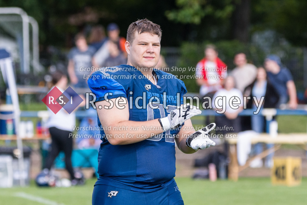 American Football, Saison 2022, Regionalliga Nord, Hamburg Blue Devils - Oldenburg Knights, Dr.-Hermann-Schnell-Sportplatz (Hamburg), 06.08.2022, 07. Gameweek | Finn Wilke (#92, Blue Devils, DL)
