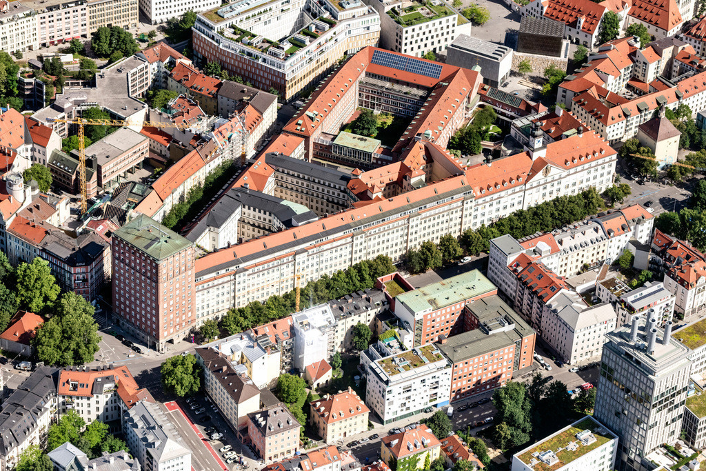 dr__0056619.jpg | MüNCHEN 13.07.2020 Der Gärtnerplatz mit Staatstheater im Glockenbachviertel in München Isarvorstadt im Bundesland Bayern. Weiterführende Informationen bei: Staatstheater am Gärtnerplatz. // Gaertnerplatz in the inner city center in Munich in the state Bavaria. Further information at: Staatstheater am Gaertnerplatz. Foto: Daniel Reiter