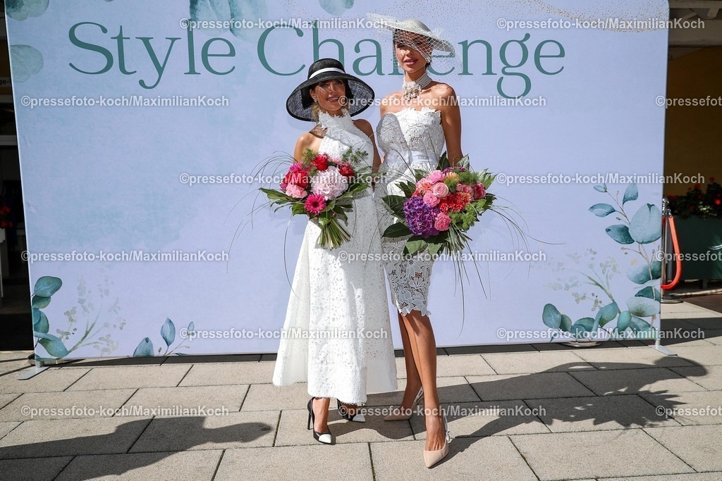 BBmx31082501070 | 2025.08.31, Promis beim Renntag auf der Galopprennbahn Baden-Baden in Iffezheim. Die Gäste genießen die elegante Atmosphäre beim Pferderennen. Siegerehrung im Elegance Wettbewerb Style Challenge zusammen mit Jurorin Sylvie Meis (Model und Markenbotschafterin des Casino Baden-Baden) - Siegerin Ekatarina Seibert (rechts)