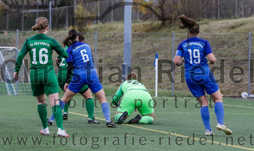 2023-11-19_031_FC_Langengeisling_gegen_FC_Forstern_II | Erding, Deutschland, 19.11.2023:
Fußball, Bezirksoberliga 2023 / 2024, 12. Spieltag, FC Langengeisling gegen FC Forstern II, Endergebnis: 3:0

Katia Ludwig Lasa (FC Forstern, #16), Lisa Mayer (FC Langengeisling, #6), Torwart Celine Siebrecht (FC Langengeisling, #21), Carina Sedlmeier (FC Langengeisling, #19)

Foto: Christian Riedel / fotografie-riedel.net