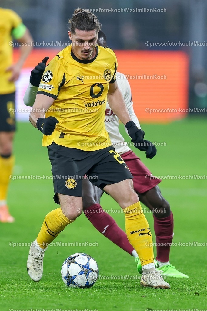 UCL25112501052 | 25.11.2025, Fußball, UEFA Champions League, Borussia Dortmund - FC Villarreal, BVB Stadion, 5. Spieltag, Saison 2025 2026: Nicolas Pepe (FC Villarreal #19) im Zweikampf gegen  Marcel Sabitzer (BVB #20)  Regulations prohibit any use of photographs as image sequences and or quasi-video.