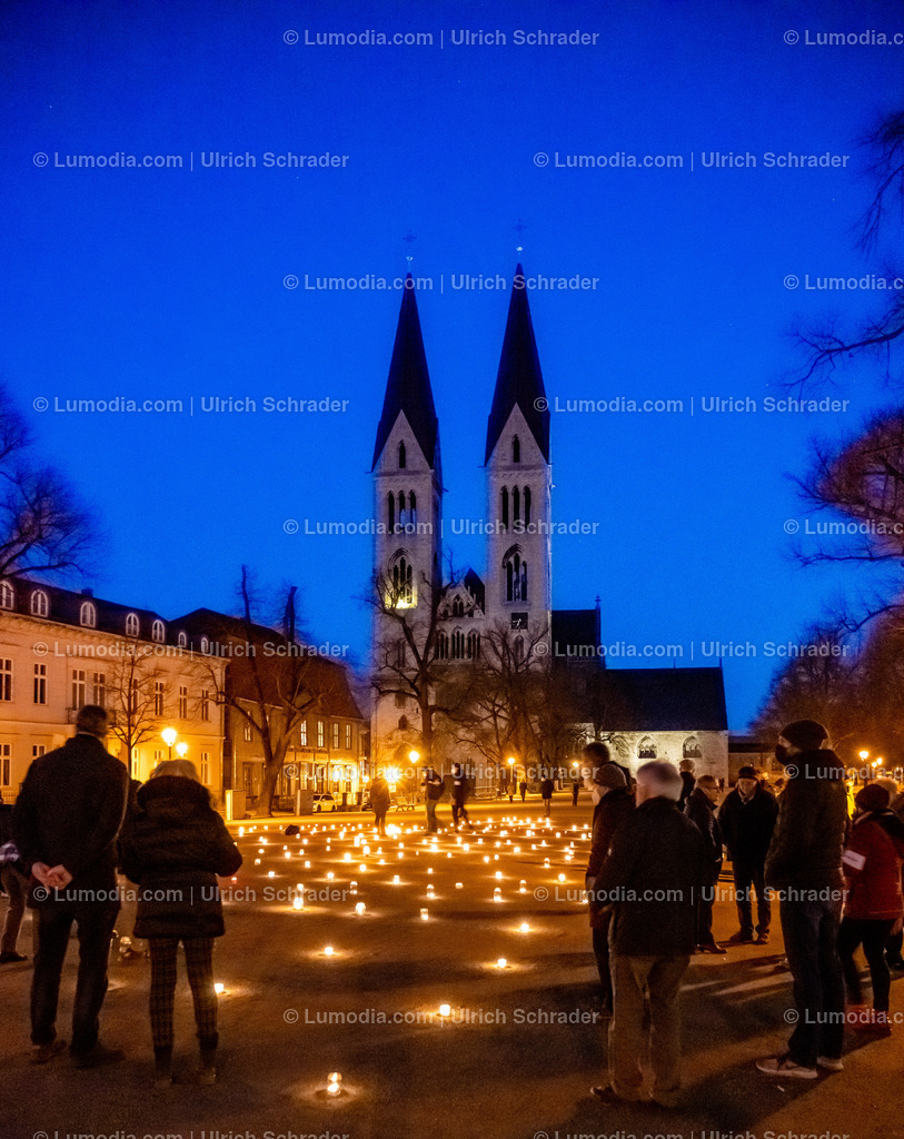 10049-12470 - Gedenkveranstaltung - Domplatz Halberstadt | Stockfoto und Bilderpool mit Bildmaterial aus Deutschland, dem Harz, Halberstadt, Quedlinburg, Wernigerode und weltweit. Qualitativ hochwertige und professionelle Fotos anschauen und kaufen. - Realisiert mit Pictrs.com