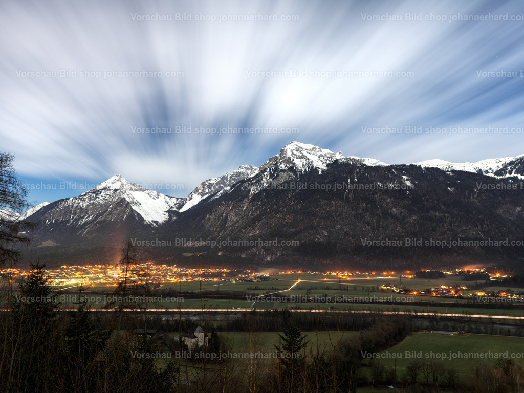 Mondlicht | Blick von der Aussichtsplattform Reith Richtung Ebner Spitz und Sonnwendjoch, unten Münster und Schloss Lichtwerth. - Realisiert mit Pictrs.com