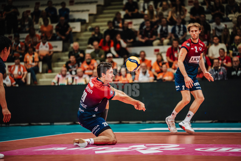 Volleyball | Herren | Saison 2025/2026 | Volleyball Ligacup | Finale | SVG Lüneburg vs. Berlin Recycling Volleys | 12.10.2024 | Ethan Champlin (#20, SVG Lüneburg) nimmt den Ball an