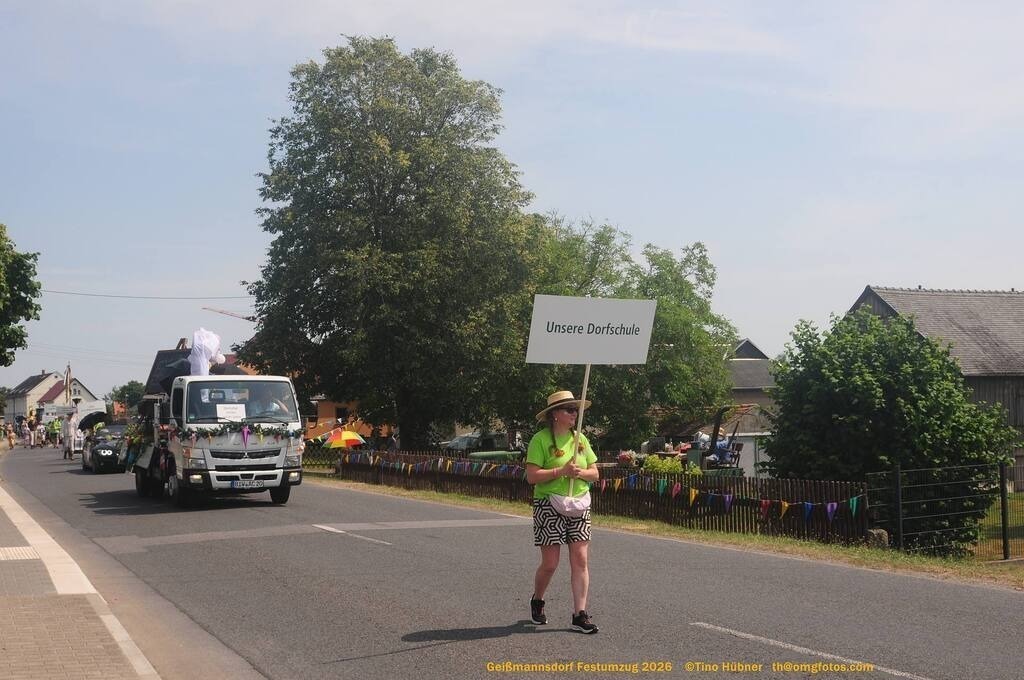 Geißmannsdorf-2026-Festumzug-092 | Festumzug in Geißmannsdorf bei Bischofswerda im Juni 2026. Fotografische Eindrücke und Momentaufnahmen vom Festumzug anläßlich des 800-jährigen Bestehens von Geißmannsdorf - mit Teilnehmern und Gästen, Strohpuppen und geschmückten Vorgärten und Grundstücken - Realisiert mit Pictrs.com