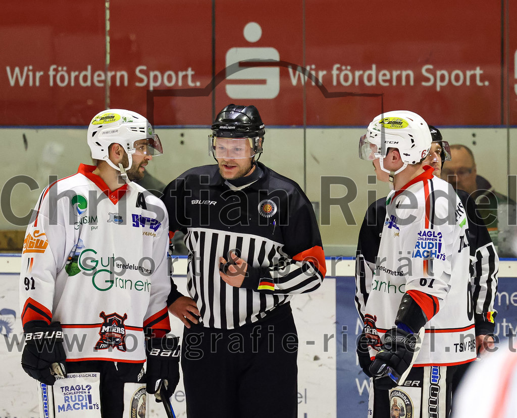 2022-11-04_040_Eishockey_TSV_Erding_gegen_TSV_Peissenberg | Erding, Deutschland, 04.11.2022:
Eishockey, Bayernliga 2022 / 2023, 10. Spieltag, TSV Erding gegen TSV Peißenberg, Endergebnis: 4:3

Dominik Ebentheuer (TSV Peissenberg, #91), Maximilian Malzatzki (TSV Peissenberg, #67)

Foto: Christian Riedel / fotografie-riedel.net
