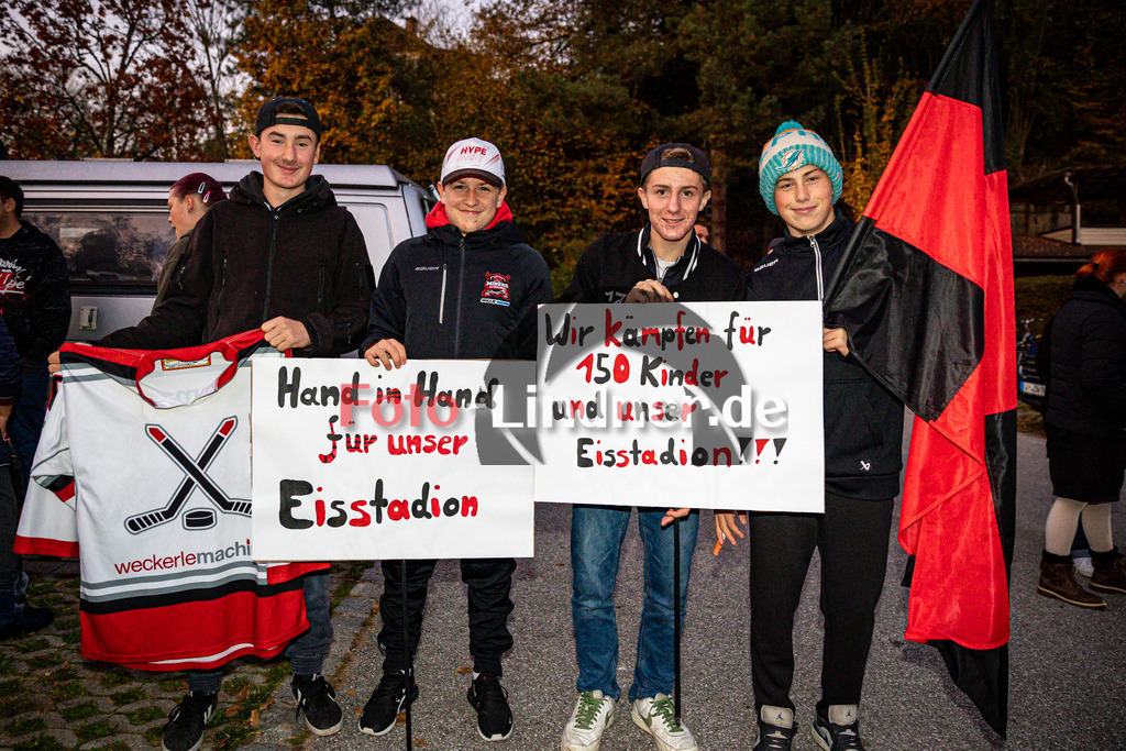 Demo für den Erhalt der Eishalle Peißenberg | Demo für den Erhalt der Eishalle Peißenberg, Demo für den Erhalt der Eishalle Peißenberg, 20241030,,2024-10-30 in Peißenberg (Moosleitenparkplatz)Copyright: WolfgangxLindner