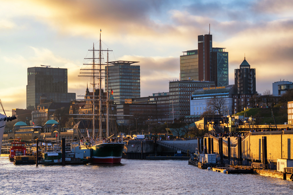 10230824 - Landungsbrücken im Sonnenuntergang | Blick auf die Rickmer Rickmers und die Landungsbrücken bei Sonnenuntergang.