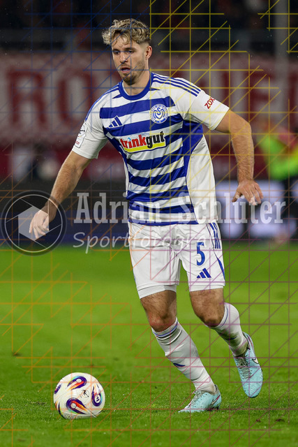 MSV Duisburg vs Rot-Weiss Essen - 3. Liga | Duisburg, Deutschland, 26.10.25:   Tobias Fleckstein (MSV Duisburg) in Aktion am Ball, Einzelaktion waehrend des Spiels der 3. Liga MSV Duisburg vs Rot-Weiss Essen in der schauinsland-reisen-arena(Foto von Brauer-Fotoagentur / Adrian Schlueter)