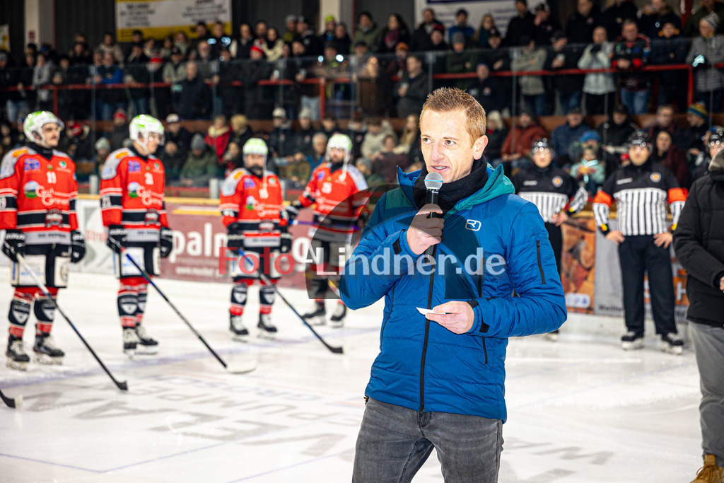 TSV Peißenberg MINERS gegen EHC Waldkraiburg DIE LÖWEN | Eishockey Bayernliga Herren Vorrunde 2024/25, TSV Peißenberg MINERS gegen EHC Waldkraiburg DIE LÖWEN, 20250124,Uli Mach kündigt die Scheckübergabe an,2025-01-24 in Peißenberg (Eisstadion Peißenberg)Uli MachCopyright: WolfgangxLindner foto-lindner.de
