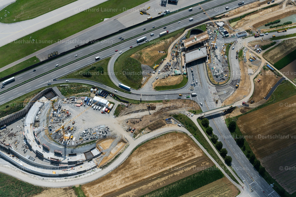 4046621 | STUTTGART 19.07.2021 Neubau- und Umbau- Baustelle der Streckenführung und Fahrspuren im Verlauf der Autobahn- Abfahrt und Zufahrt der BAB A8 in Zuge des Baus des Flughafentunnel im Ortsteil Plieningen in Stuttgart im Bundesland Baden-Württemberg, Deutschland. Im Rahmen des Umbaus der Anschlussstelle Plieningen werden neue Aus- und Einfahrrampen mit Unterfahrung der Neubaustrecke gebaut. Weiterführende Informationen bei: CDM Smith Consult GmbH,  Die Autobahn GmbH des Bundes,  Ed. Züblin AG,  STRABAG AG. // Construction site of routing and traffic lanes during the highway exit and access the motorway A 8 in the district Plieningen in Stuttgart in the state Baden-Wuerttemberg, Germany. Further information at: CDM Smith Consult GmbH,  Die Autobahn GmbH des Bundes,  Ed. Zueblin AG,  STRABAG AG. Foto: Gerhard Launer
