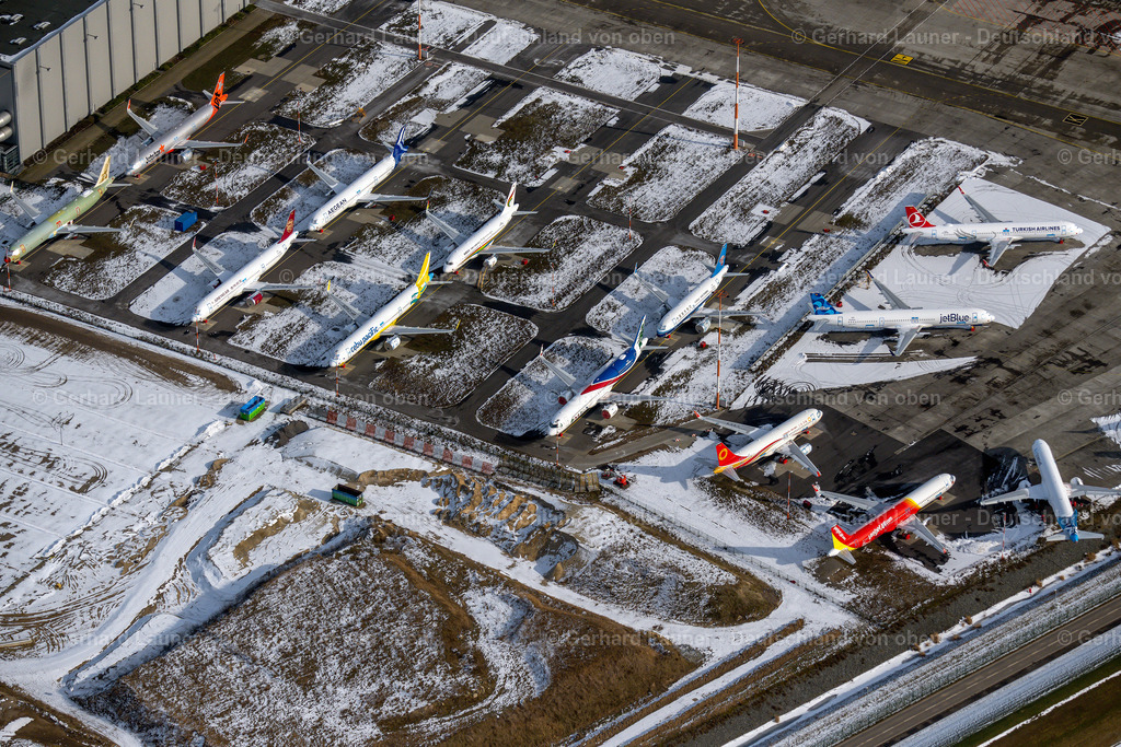 4044551 | HAMBURG 14.02.2021 Winterlich schneebedeckte Pandemiebedingt auf den Freiflächen und Parkpositionen abgestellte Neuflugzeuge A320 - A321 in den jeweiligen Kundenlackierungen im Werftgelände der Airbus SE im Ortsteil Finkenwerder in Hamburg, Deutschland. // Wintry snowy due to the pandemic, new aircraft A320 - A321 in the respective customer liveries parked in the open spaces and parking positions in the Airbus SE shipyard premises in the Finkenwerder district in Hamburg, Germany. Foto: Gerhard Launer