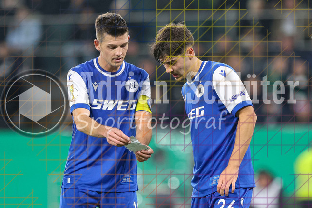 Borussia Mönchengladbach vs Karlsruher SC - DFB-Pokal 2. Runde | Mönchengladbach, Deutschland, 28.10.25:   Marvin Wanitzek (Karlsruher SC) und Rafael Pinto Pedrosa (Karlsruher SC) lesen einen Zettelwaehrend des Spiels der DFB-Pokal 2. Runde zwischen Borussia Mönchengladbach vs Karlsruher SC im Stadion im Borussia Park(Foto von Brauer-Fotoagentur / Adrian Schlueter)