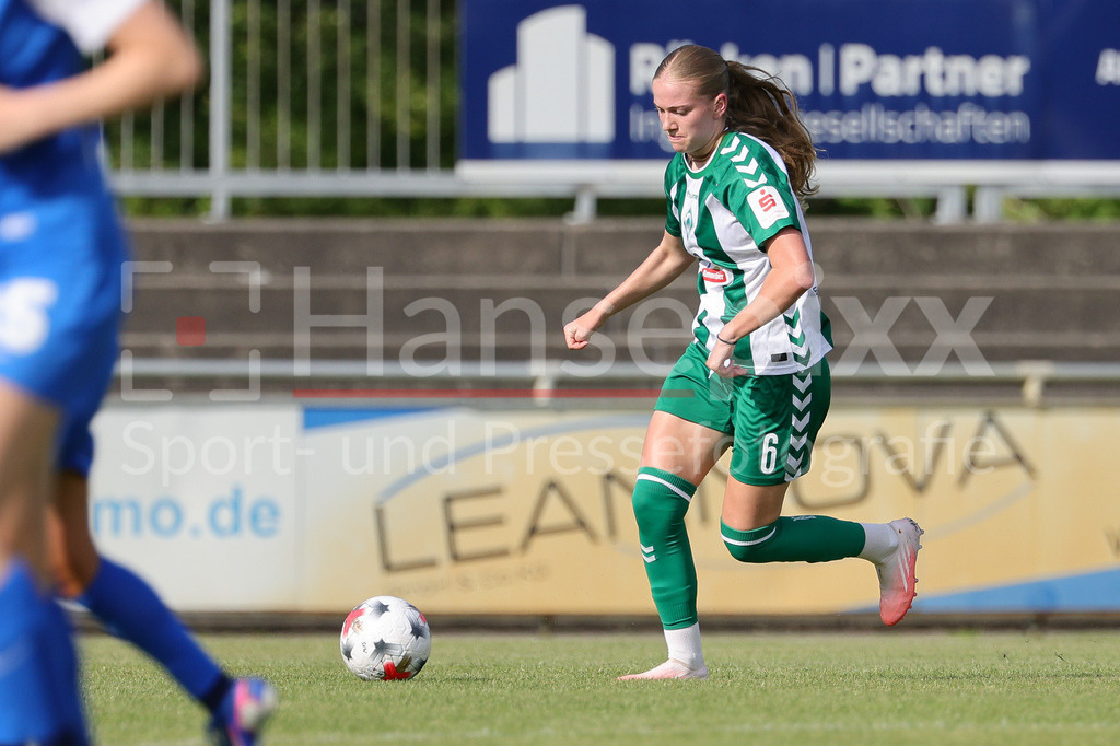 Fussball, Testspiel Frauen, SV Werder Bremen - AZ Alkmaar | Marie Gmeineder (SV Werder Bremen, 6) am Ball, Einzelbild, Ganzkörper, Aktion, Action, Spielszene