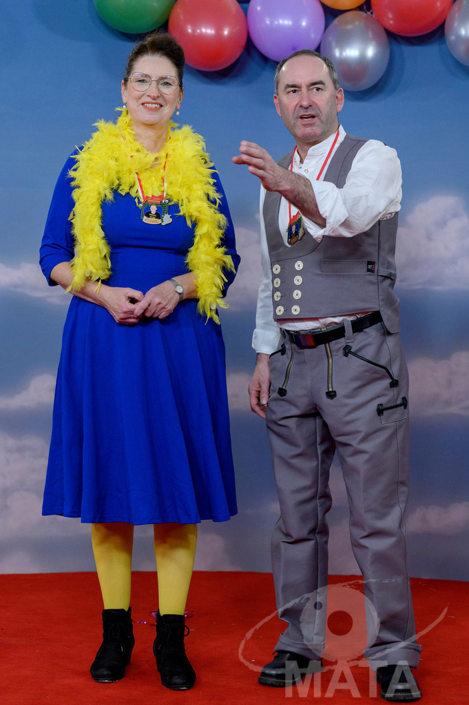 _DWA1926 | Staatsminister Hubert Aiwanger (Freie Wähler) mit Begleitung bei der TV-Sendung Fastnacht in Franken 2024. Veitshöchheim, 02.02.2024 Bayern Deutschland - Realisiert mit Pictrs.com