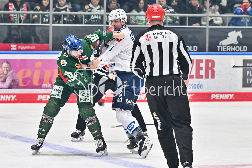 Augsburger Panther - Adler Mannheim | AUGSBURG, GERMANY - 28. DECEMBER: im Bild der Faustkampf zwischen Dan RENOUF (Adler Mannheim 4) und Joseph CRAMAROSSA (Augsburger Panther 92) / Fight / Kampf / Kämpfen / Schlägerei während dem Match zwischen den Augsburger Panthern und den Adler Mannehim am 33. Spieltag der Penny DEL im Curt Frenzel Stadion