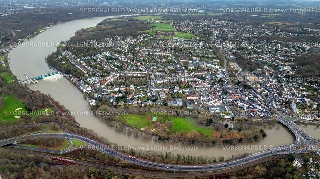 Essen231202836Werden-topaz | Luftbild, Ruhrhochwasser, Weihnachtshochwasser 2023, Fluss Ruhr tritt nach starken Regenfällen über die Ufer, Überschwemmungsgebiet Brehminsel, Bäume im Wasser, Wohngebiet, Bredeney, Essen, Ruhrgebiet, Nordrhein-Westfalen, Deutschland