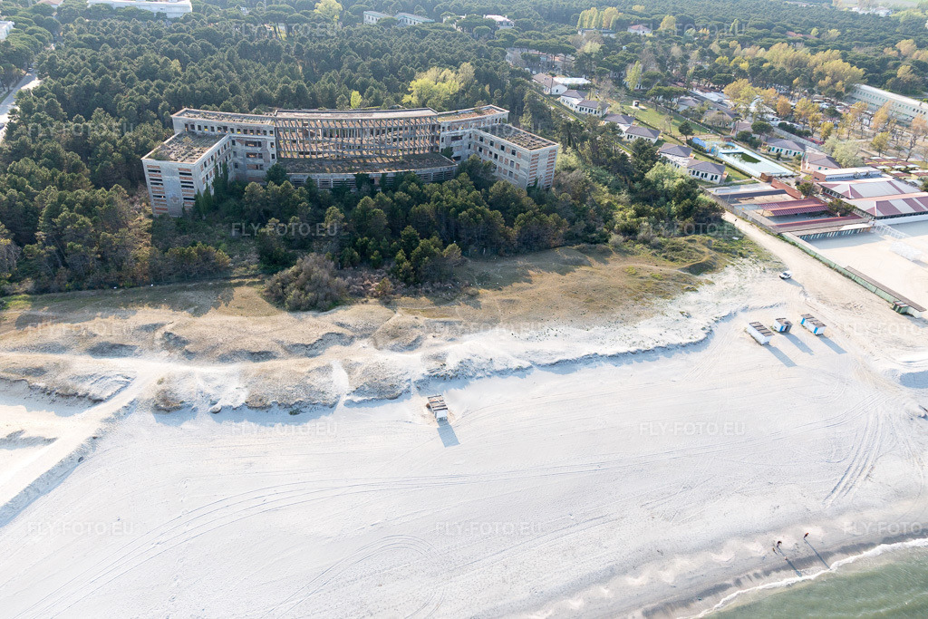Vue aérienne: Ancien camp de loisirs fasciste pour enfants, Colonia Varese, sur la côte adriatique à Milano Marittima en Émilie-Romagne à Cervia dans le département Ravenna, Italie – .Photo: IMG_098468.jpg prise le 05/04/2017 par Werner Riehm/FLY-FOTO.eu – Résolution de l'original: 5472 x 3648 px