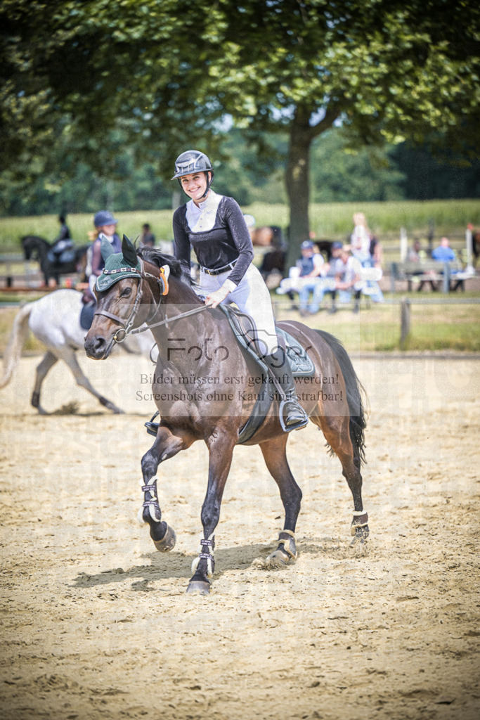 DOS_3217 | Entdecke hochwertige Reitturnierfotos von Foto Oger. Professionell, emotional und authentisch – jetzt Lieblingsmomente im Shop bestellen.Deutschlandweite Turnierfotografie. - Realisiert mit Pictrs.com